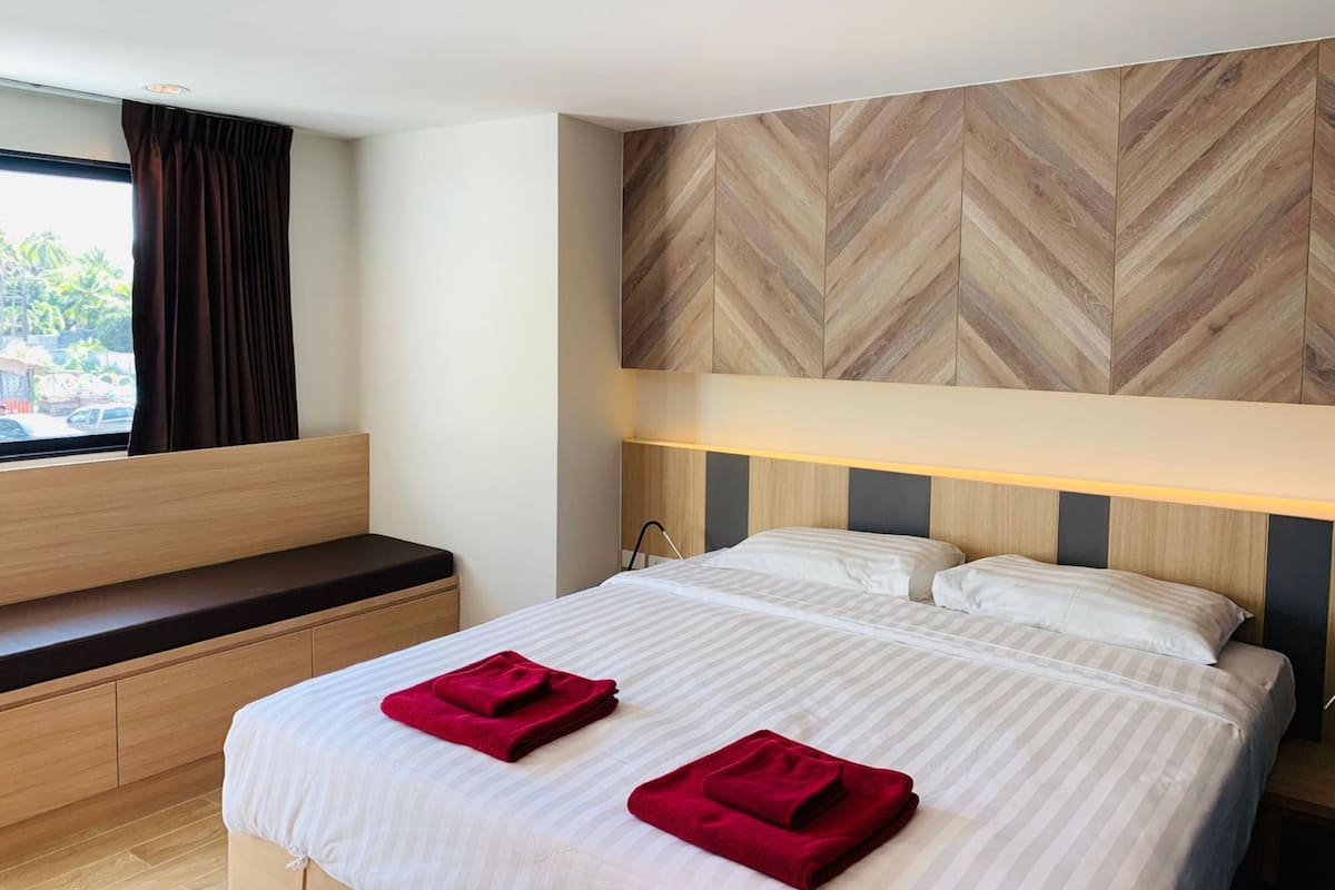 Deluxe King Room | 高級寢具、客房內保險箱、免費無線上網、床單