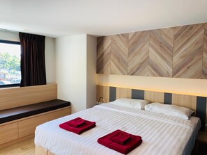 Deluxe King Room | Ropa de cama de alta calidad y caja de seguridad en la habitación