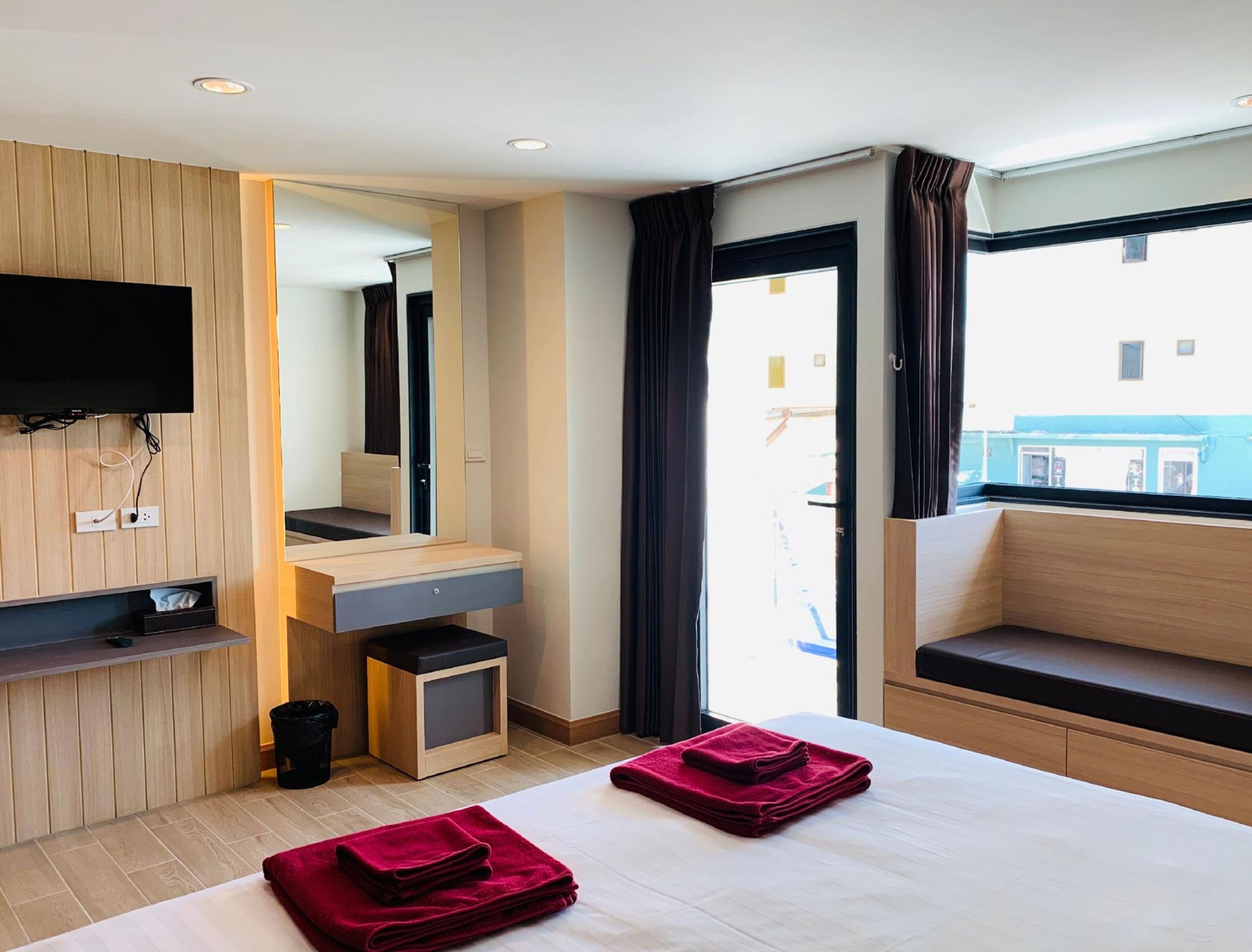 Deluxe King Room | Premium bedding, in-room safe, free WiFi, bed sheets