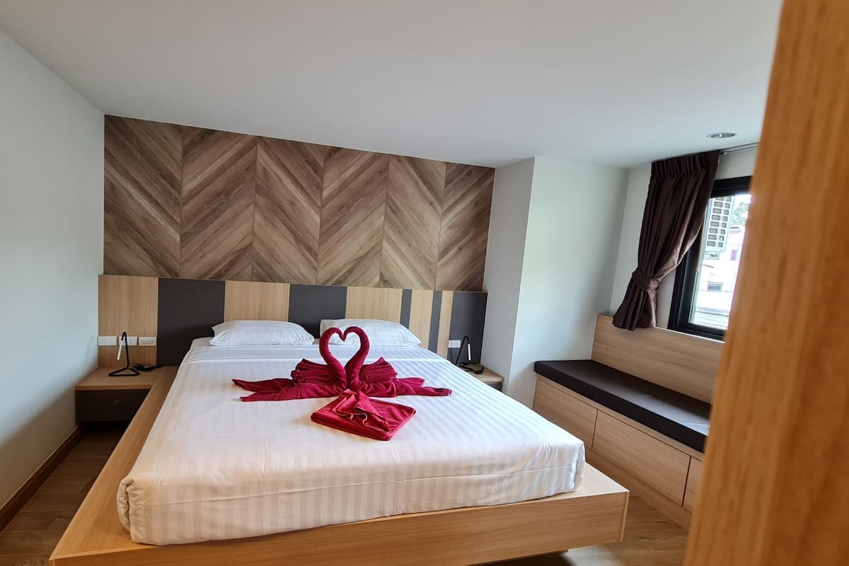 Premium bedding, in-room safe, WiFi (free), bed sheets