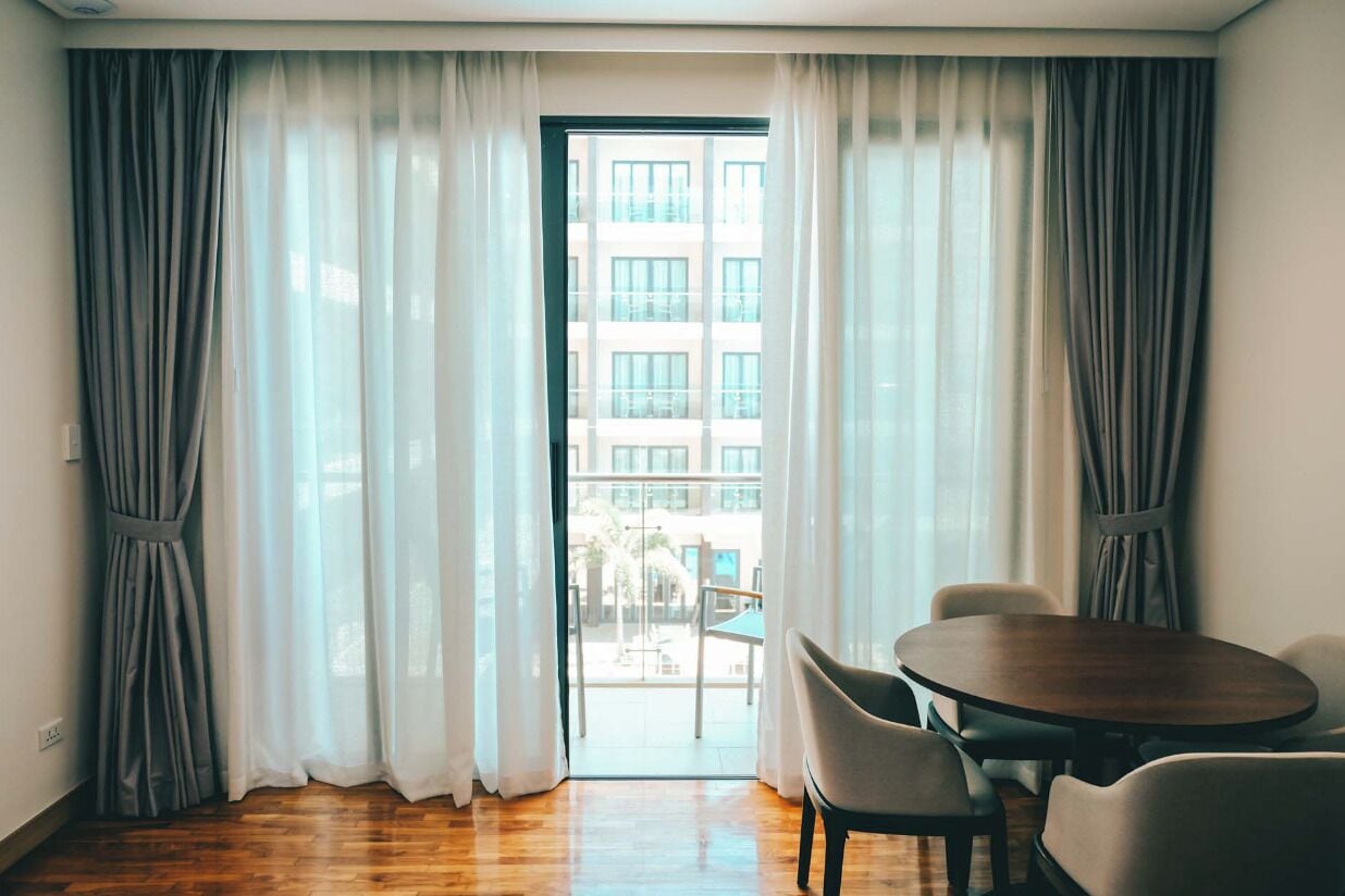 premier queen | hypo-allergenic bedding, minibar, in-room safe, desk