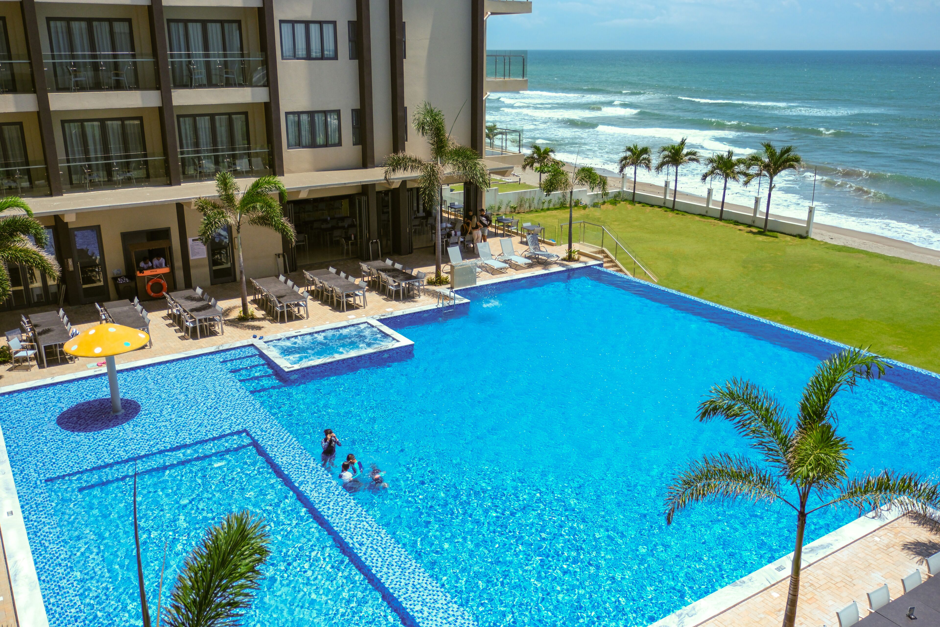 2 outdoor pools, open 8:00 am to 10:00 pm, lifeguards on site