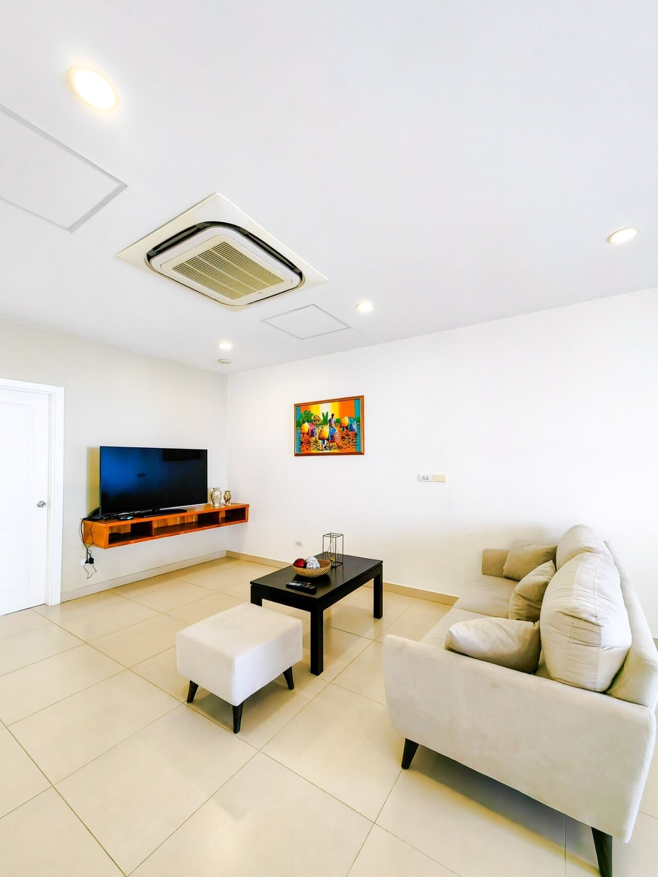 executive suite, 3 bedrooms, non smoking | living room | 55-inch smart tv with satellite channels