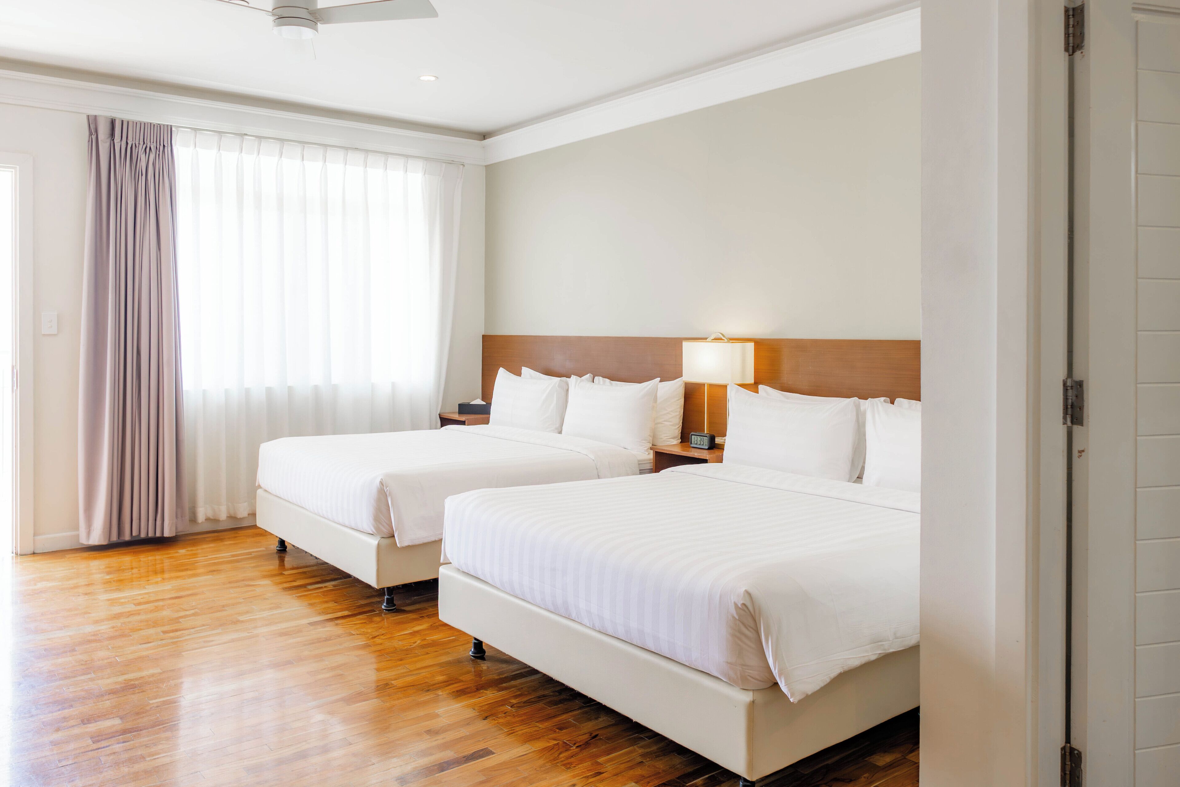Superior Deluxe Room, 2 Queen Beds, Non Smoking, Beach View | Literie de qualité supérieure, coffres-forts dans les chambres, bureau