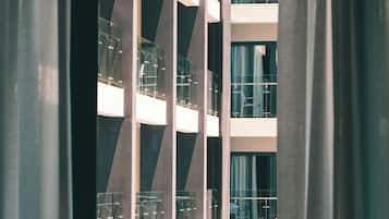 Premier Family Room (New Building) | Peralatan tempat tidur premium, peti besi dalam bilik, meja