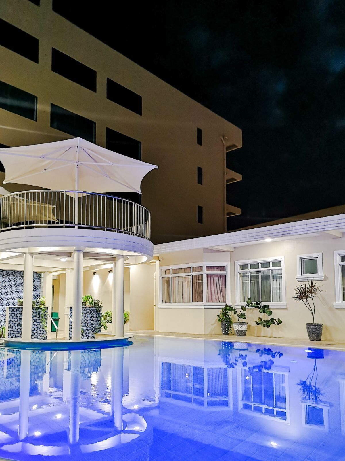 2 outdoor pools, open 8:00 am to 10:00 pm, lifeguards on site