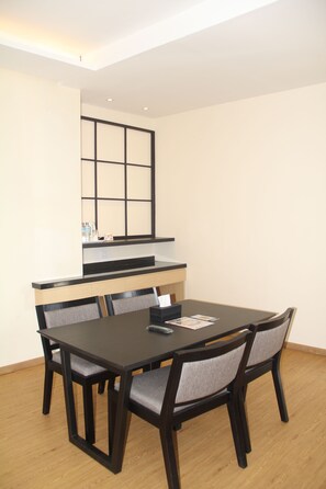 Suite | Living room | Flat-screen TV