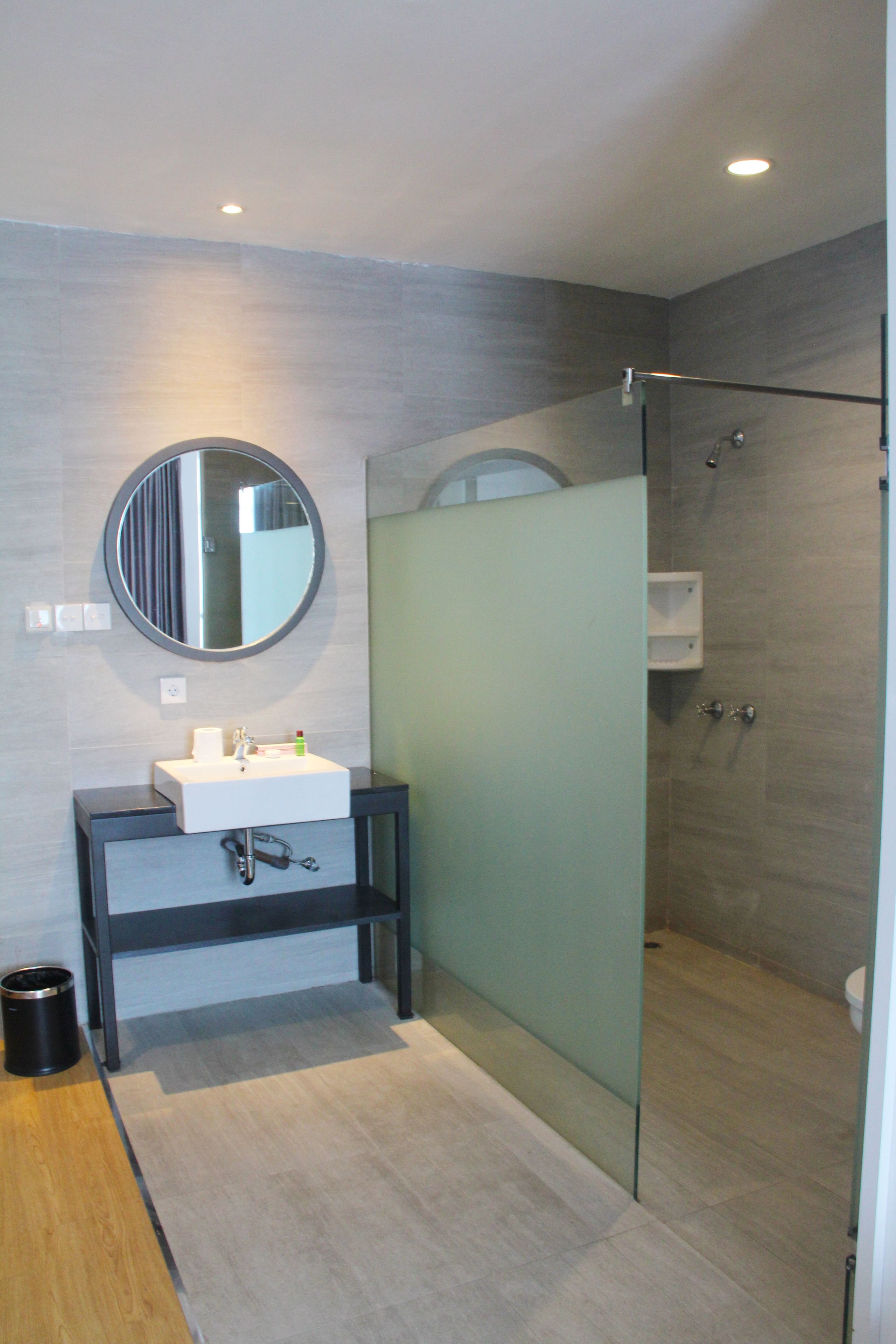Superior Double or Twin Room | Bathroom | Shower, free toiletries, towels