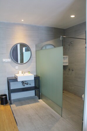 Superior Double or Twin Room | Bathroom | Shower, free toiletries, towels