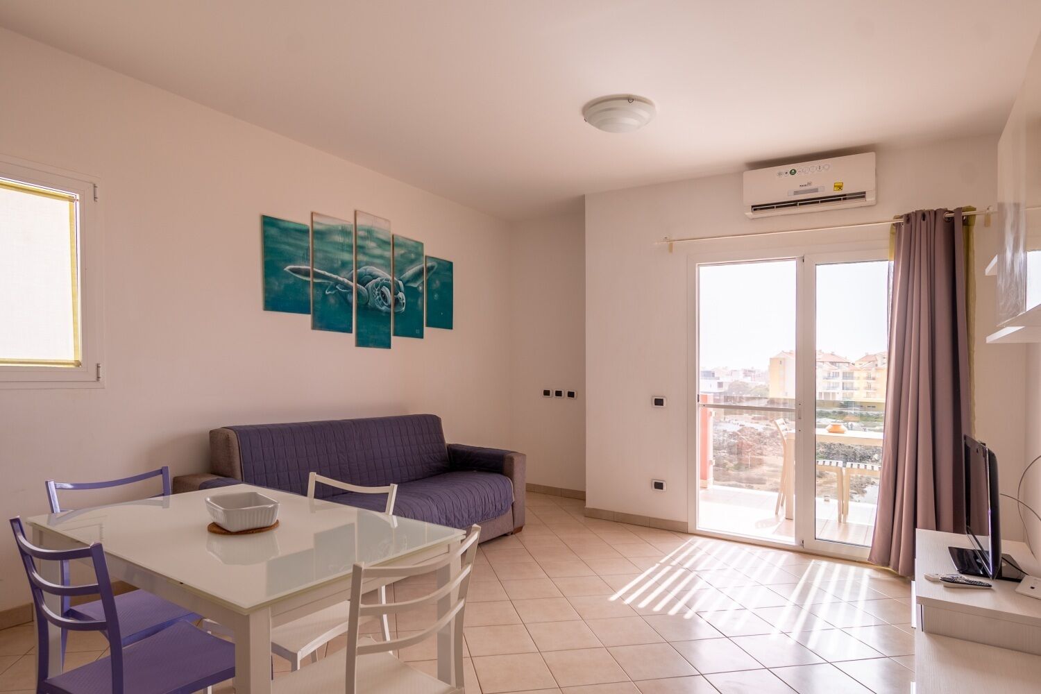 舒适公寓 | 起居区 | 32-英寸电视（配备有线频道）