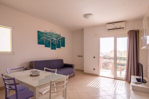 컴포트 아파트 | 거실 공간 | 케이블 채널 시청이 가능한 32인치 TV