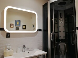 Premium Double or Twin Room | Bathroom | Shower, hydromassage showerhead, free toiletries, hair dryer - Athena Guest House (Rome)