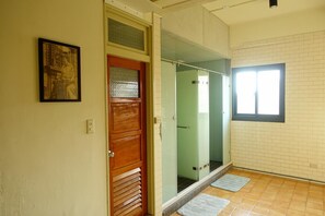 Shower, free toiletries, hair dryer, slippers - Chiayi Petite Hostel (Chiayi City)