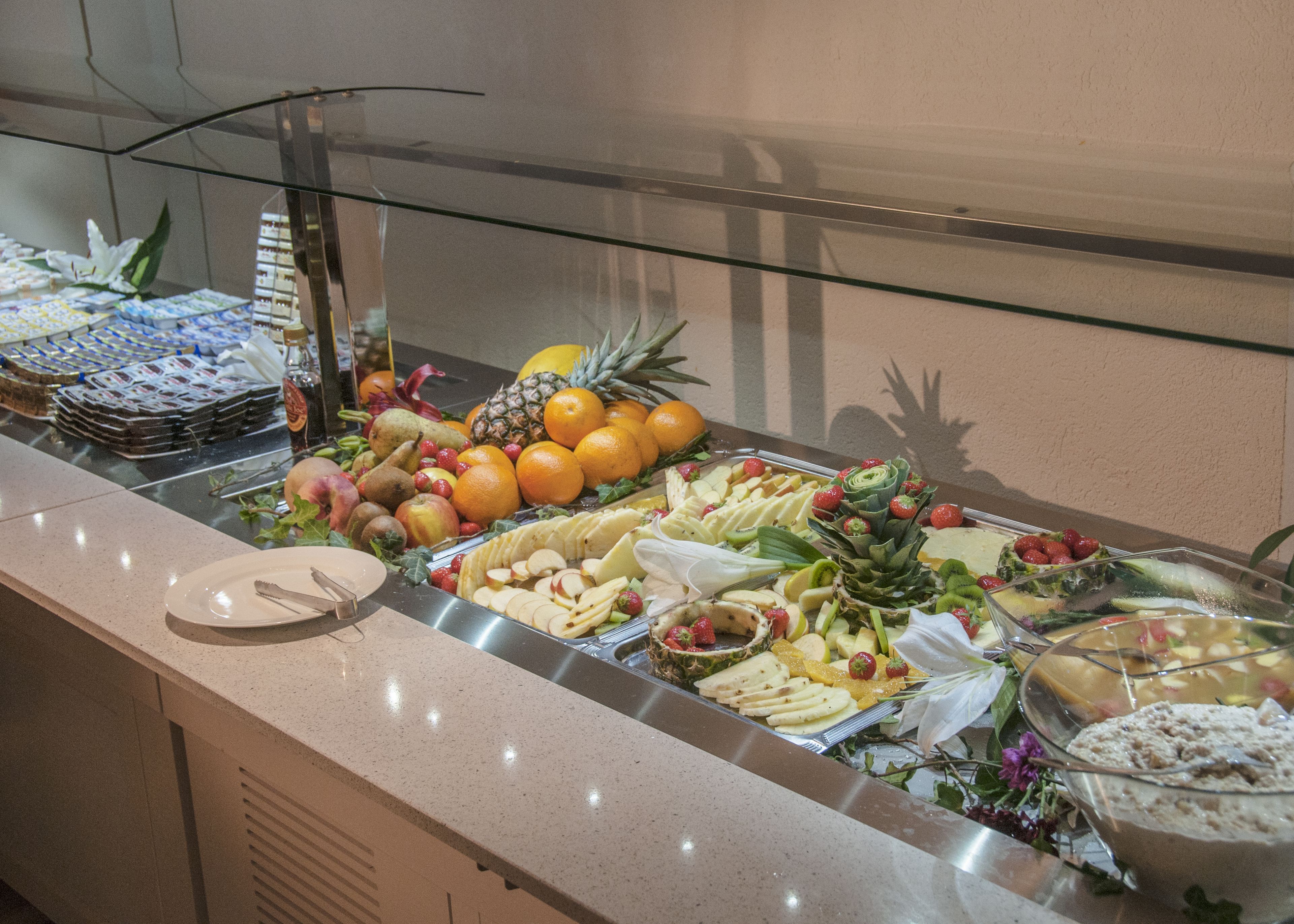 Un buffet proposant une variété de fruits et d’en-cas.
