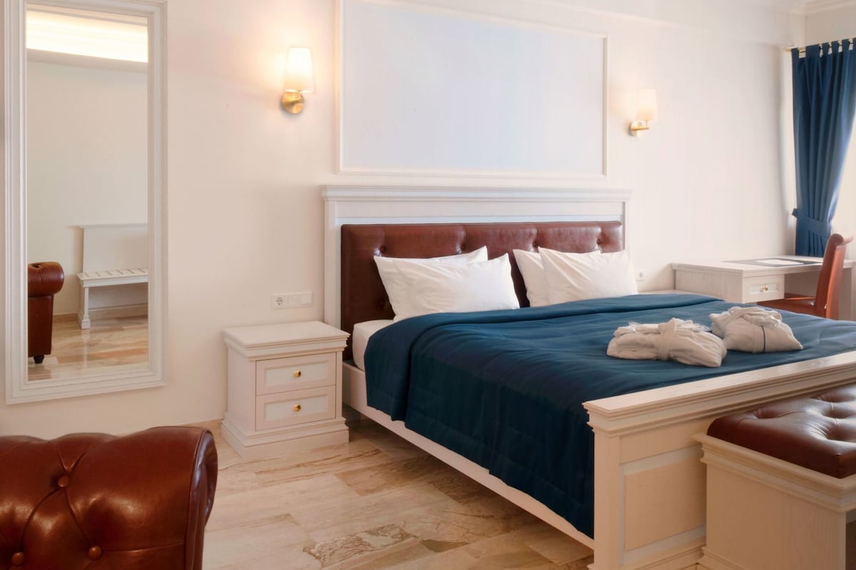Hypo-allergenic bedding, minibar, in-room safe, desk