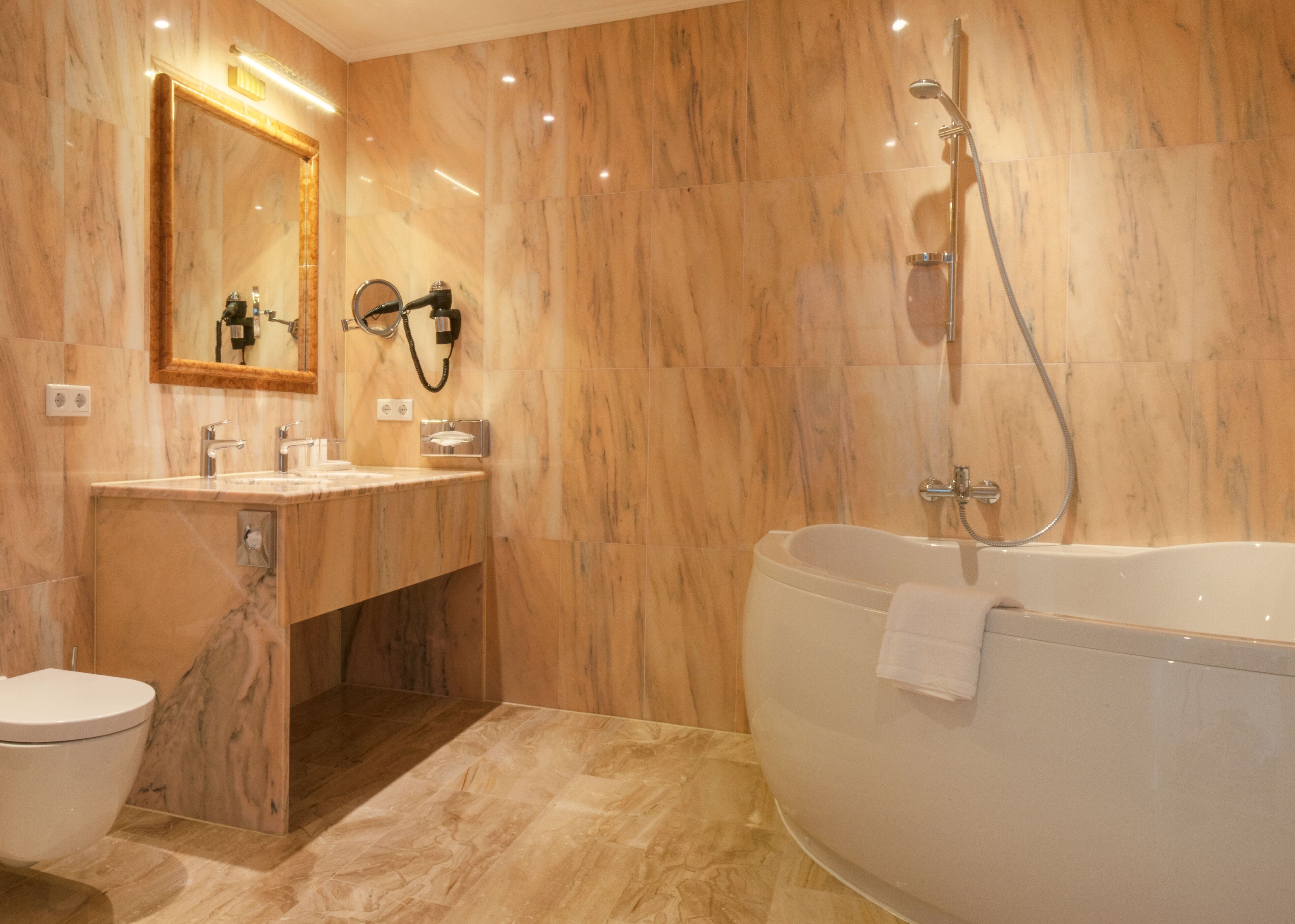 deluxe double room | bathroom | free toiletries, hair dryer, bathrobes, towels