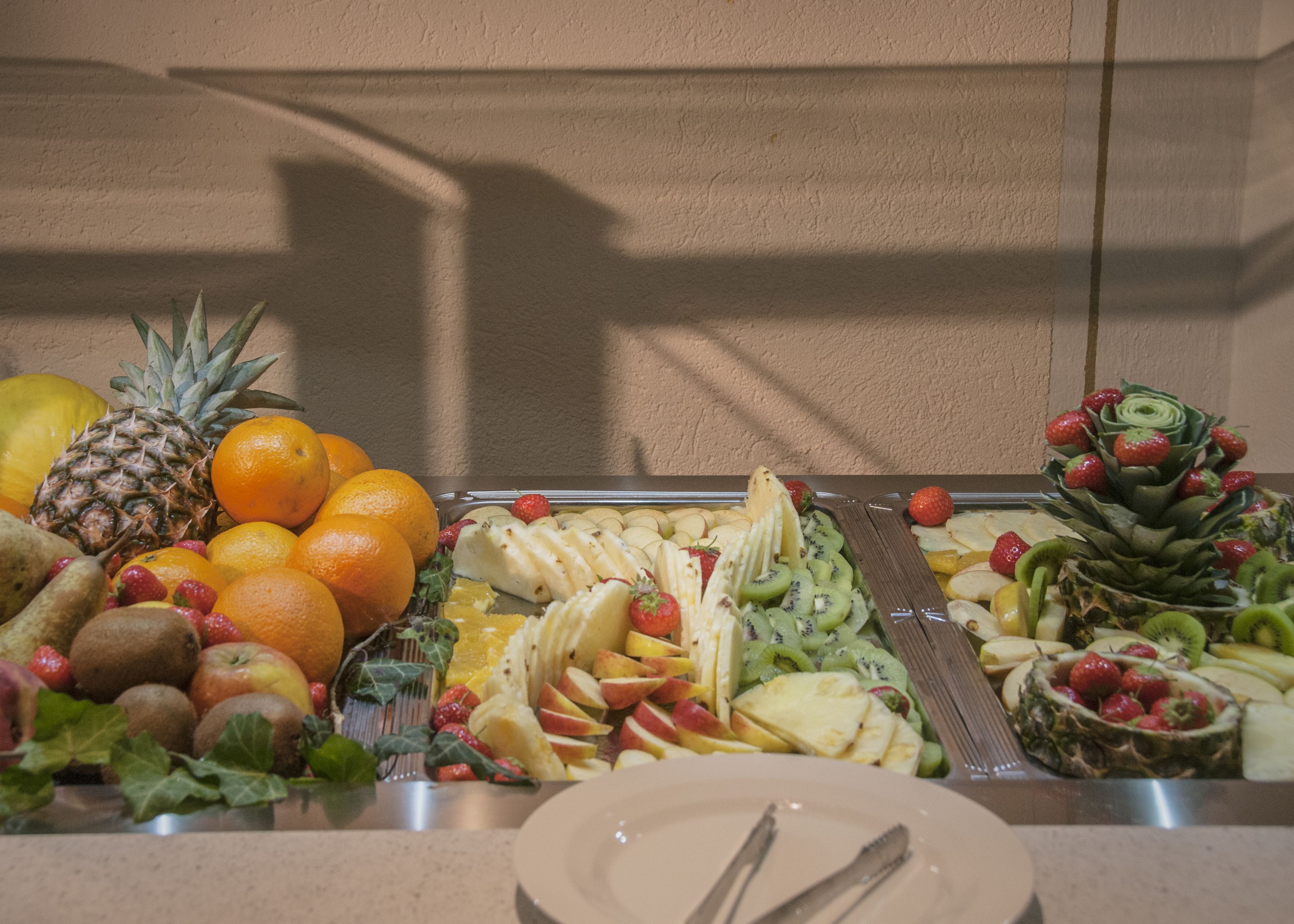 Un bufé con diversas frutas y verduras.