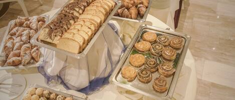 Una mesa de buffet con diversos pasteles y postres.