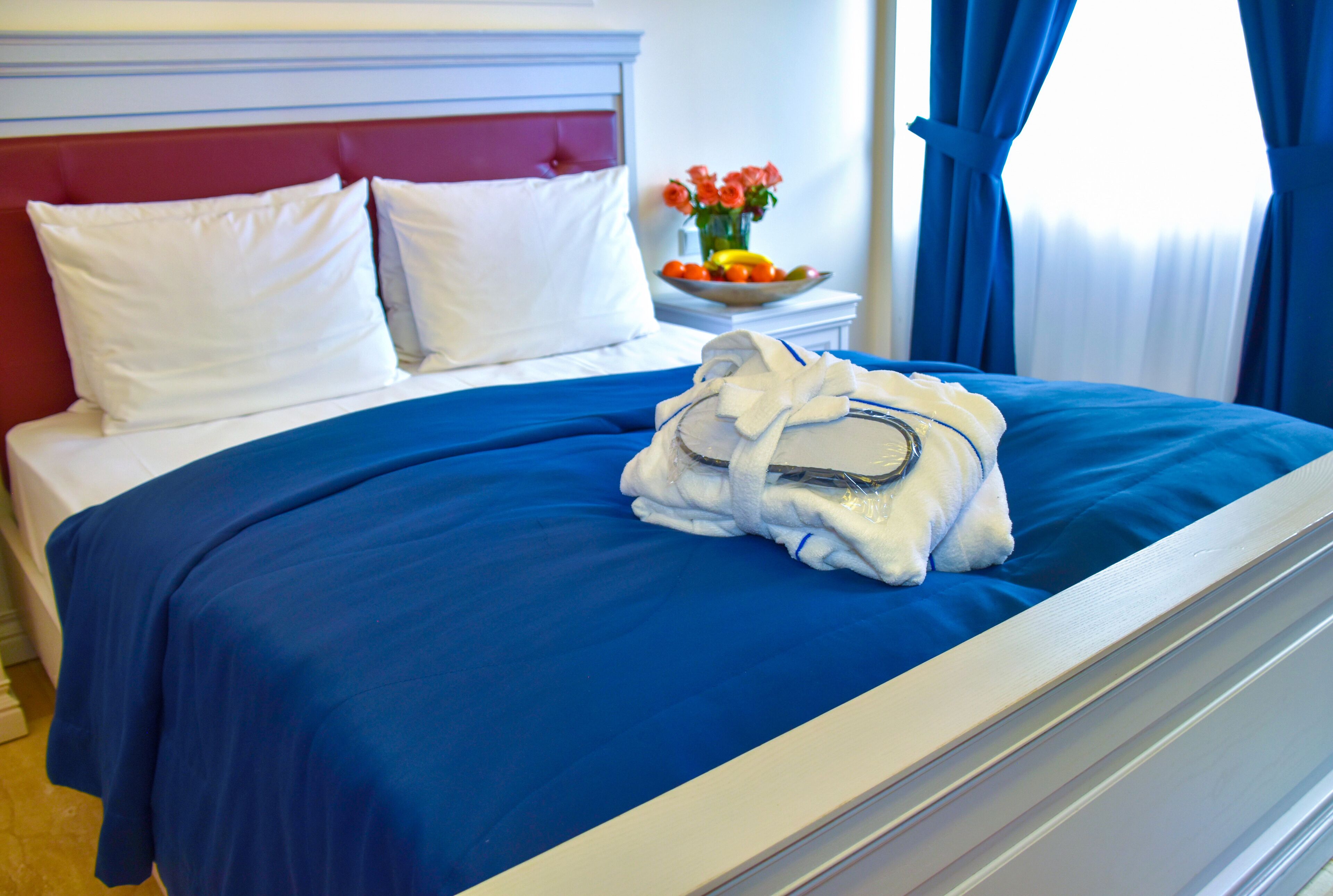 1 bedroom, hypo-allergenic bedding, minibar, in-room safe