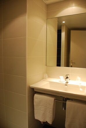 تجهيزات دش، مستلزمات مجانية للعناية الشخصية، مجففات شعر، مناشف