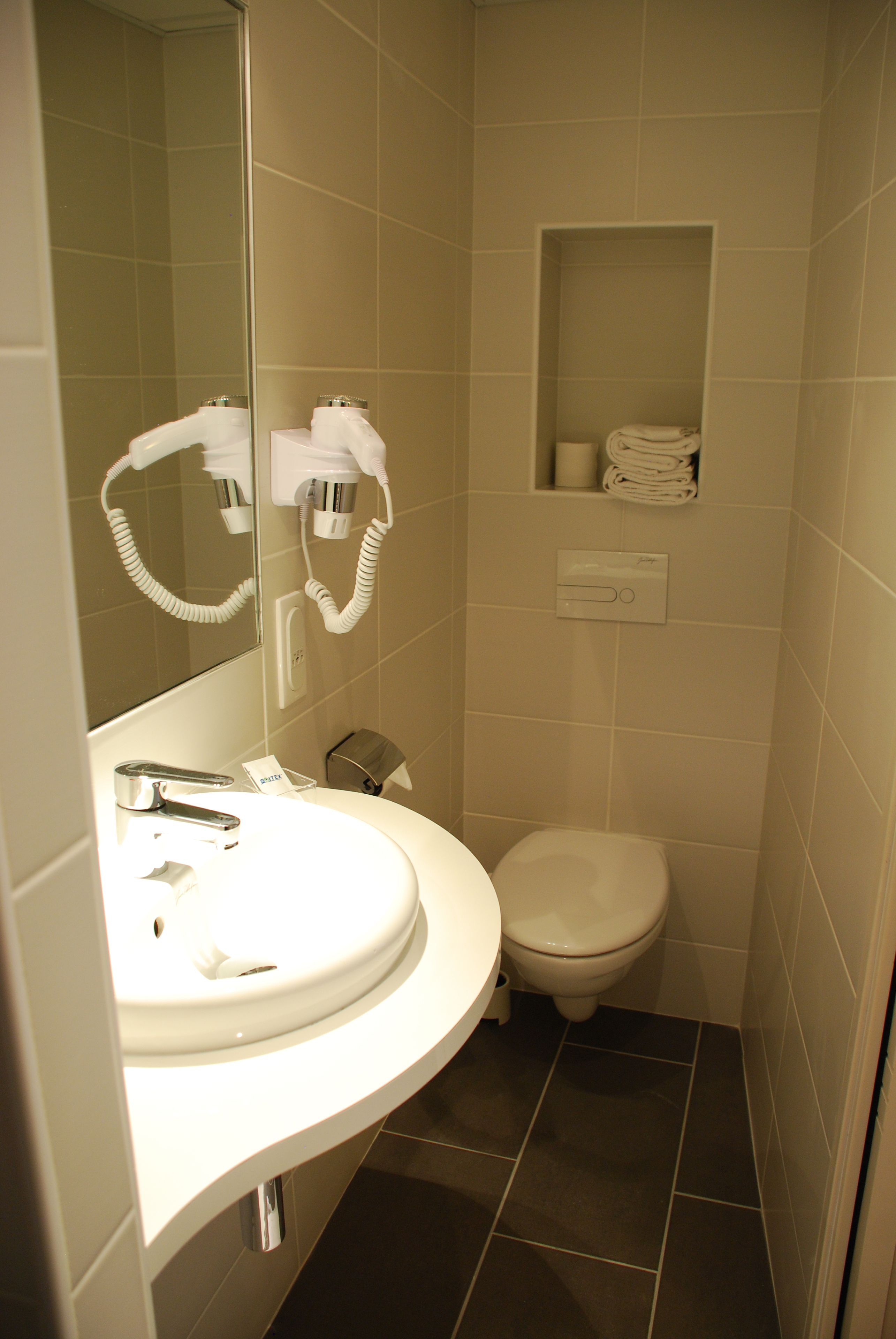 standard double room | bathroom | shower, free toiletries, hair dryer, towels