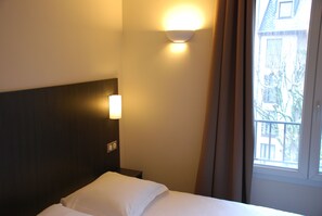 Escritorio, sistema de insonorización, cunas gratuitas y wifi gratis