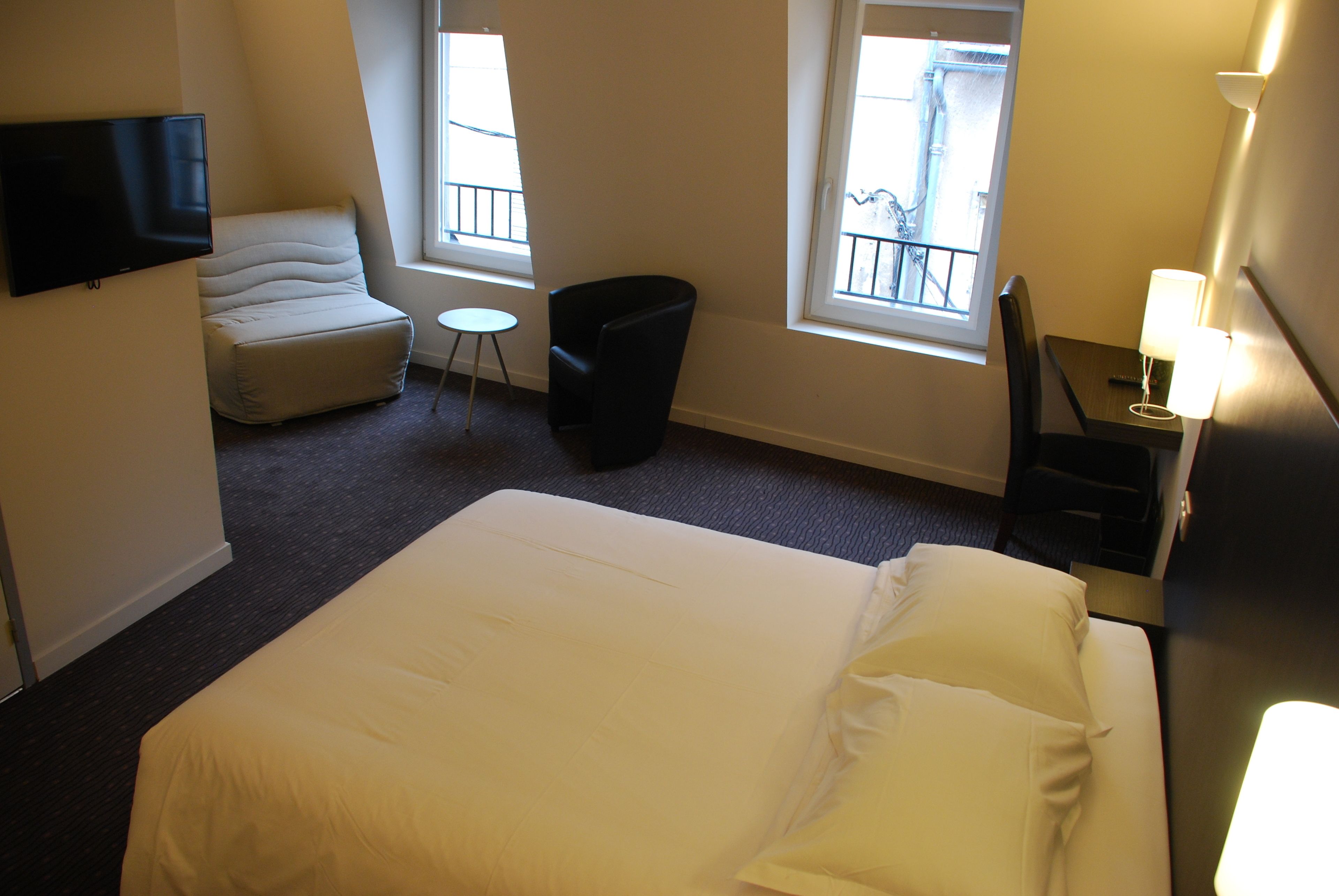 comfort double room | desk, soundproofing, free cots/infant beds, free wifi