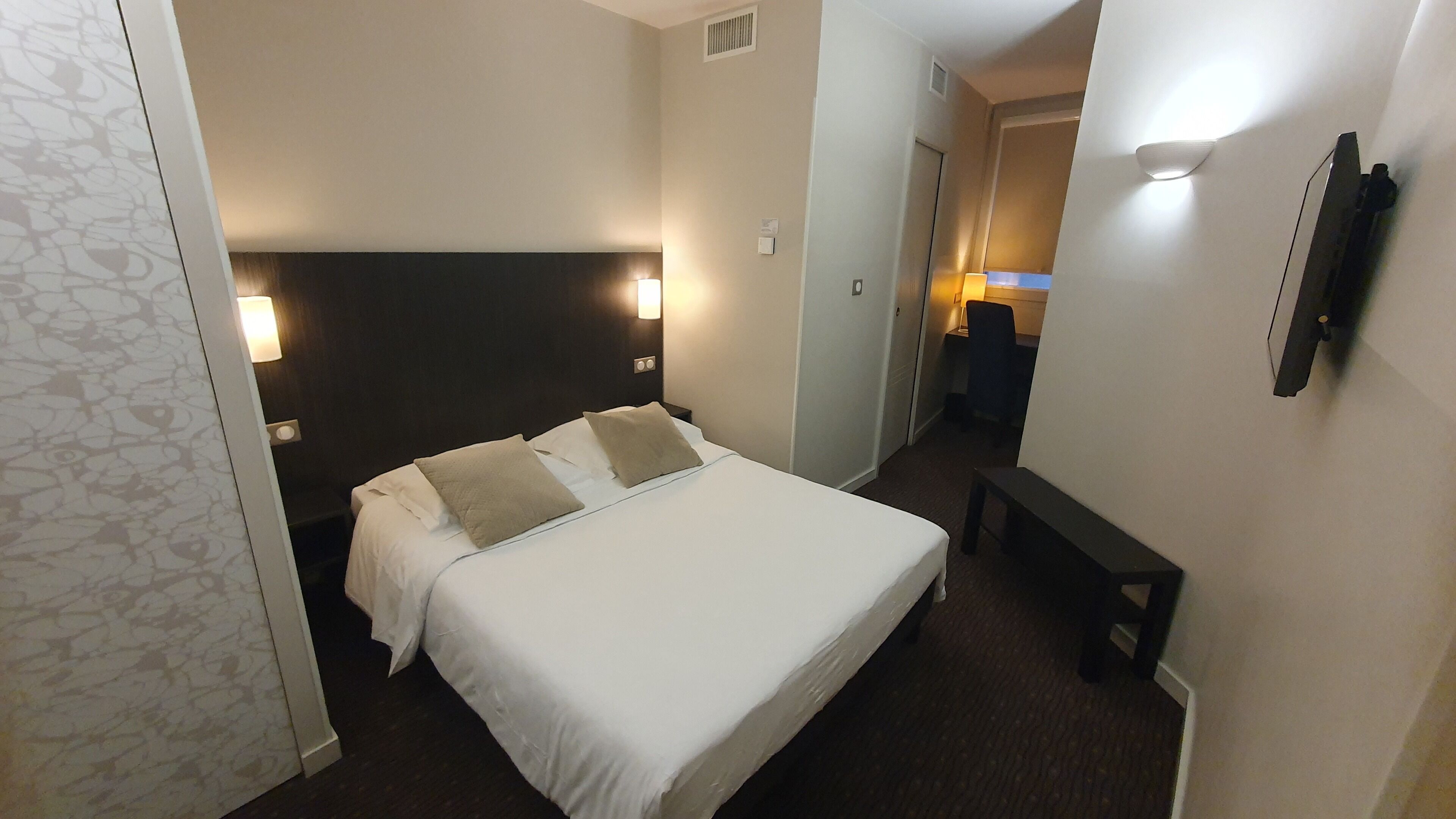 Bureau, chambres insonorisées, lits bébé (gratuits), Wi-Fi gratuit