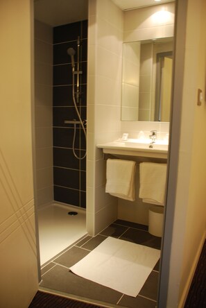 Shower, free toiletries, hair dryer, towels - Ruthenium Hotel (Rodez)