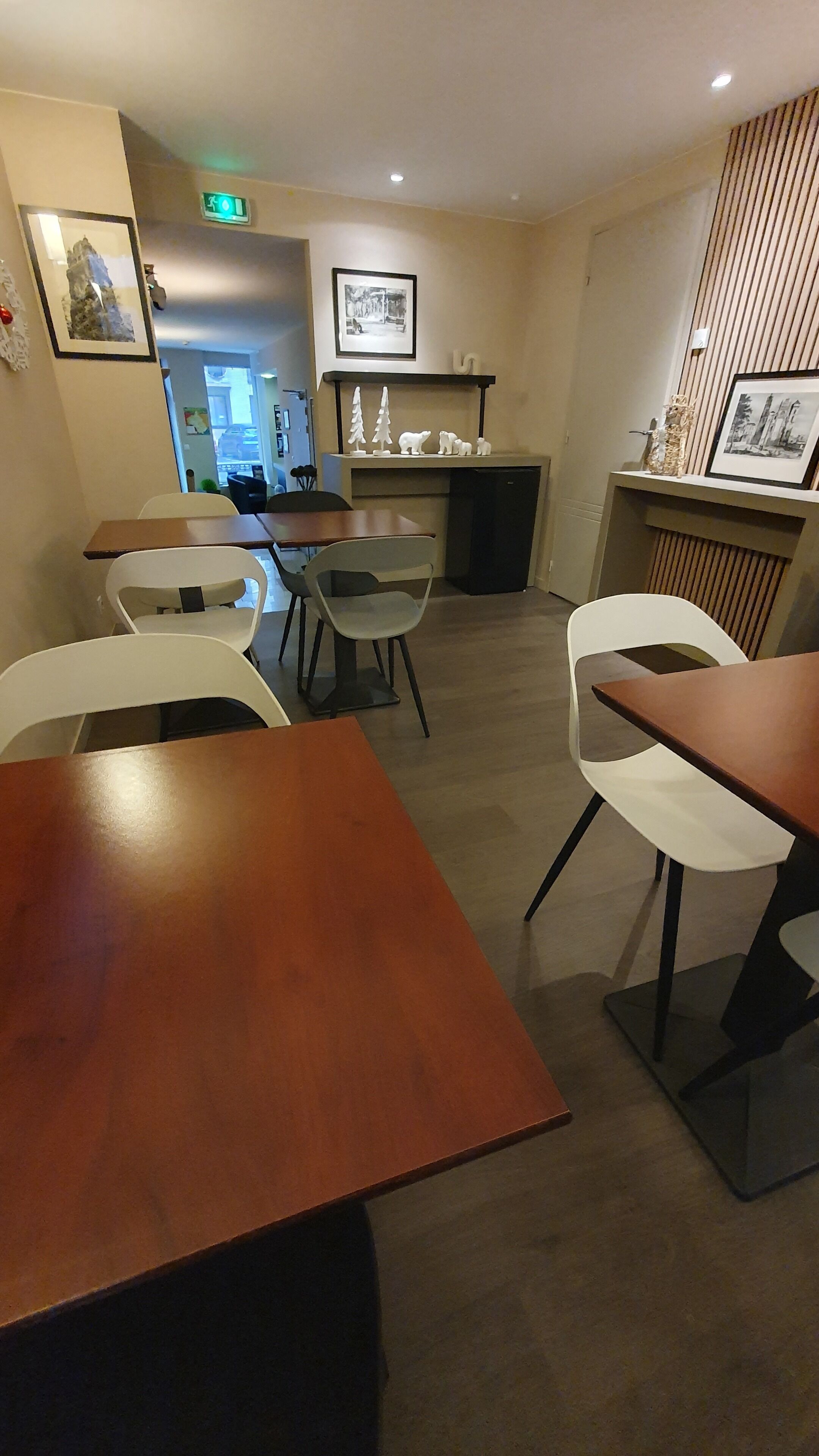 Petit déjeuner continental (8.50 EUR par personne)