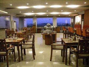 Breakfast, lunch and dinner served - Hotel Grasia Semarang (Semarang)
