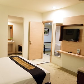 Premium bedding, desk, blackout drapes, soundproofing