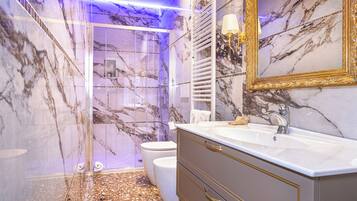 Deluxe kamer | Badkamer | Gratis toiletartikelen, een haardroger, een bidet, handdoeken
