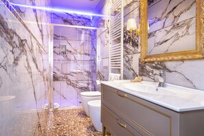 Deluxe Room | Bathroom