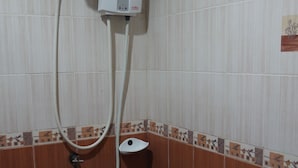Standard Room | Bathroom shower - Gino House (Pattaya)