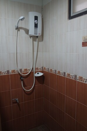 Standard Room | Bathroom shower - Gino House (Pattaya)