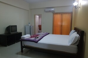Desk, blackout curtains, free WiFi - Gino House (Pattaya)