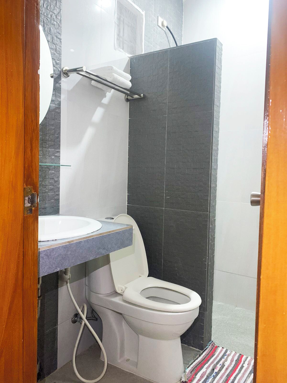 Standard-Doppelzimmer | Badezimmer | Dusche, kostenlose Toilettenartikel, Bidet, Handtücher