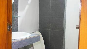 Standard-Doppelzimmer | Badezimmer | Dusche, kostenlose Toilettenartikel, Bidet, Handtücher