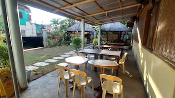 Se ofrece un desayuno inglés (220 PHP por persona)