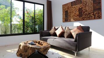 Double Deluxe Room | Woonruimte | Een 32-inch flatscreentelevisie met satellietzenders en een televisie