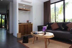 Double Deluxe Room | Oppholdsområde | En 32-tommers Flatskjerm-TV med Parabol-TV samt TV