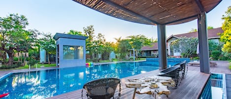 Una piscina al aire libre, sombrillas