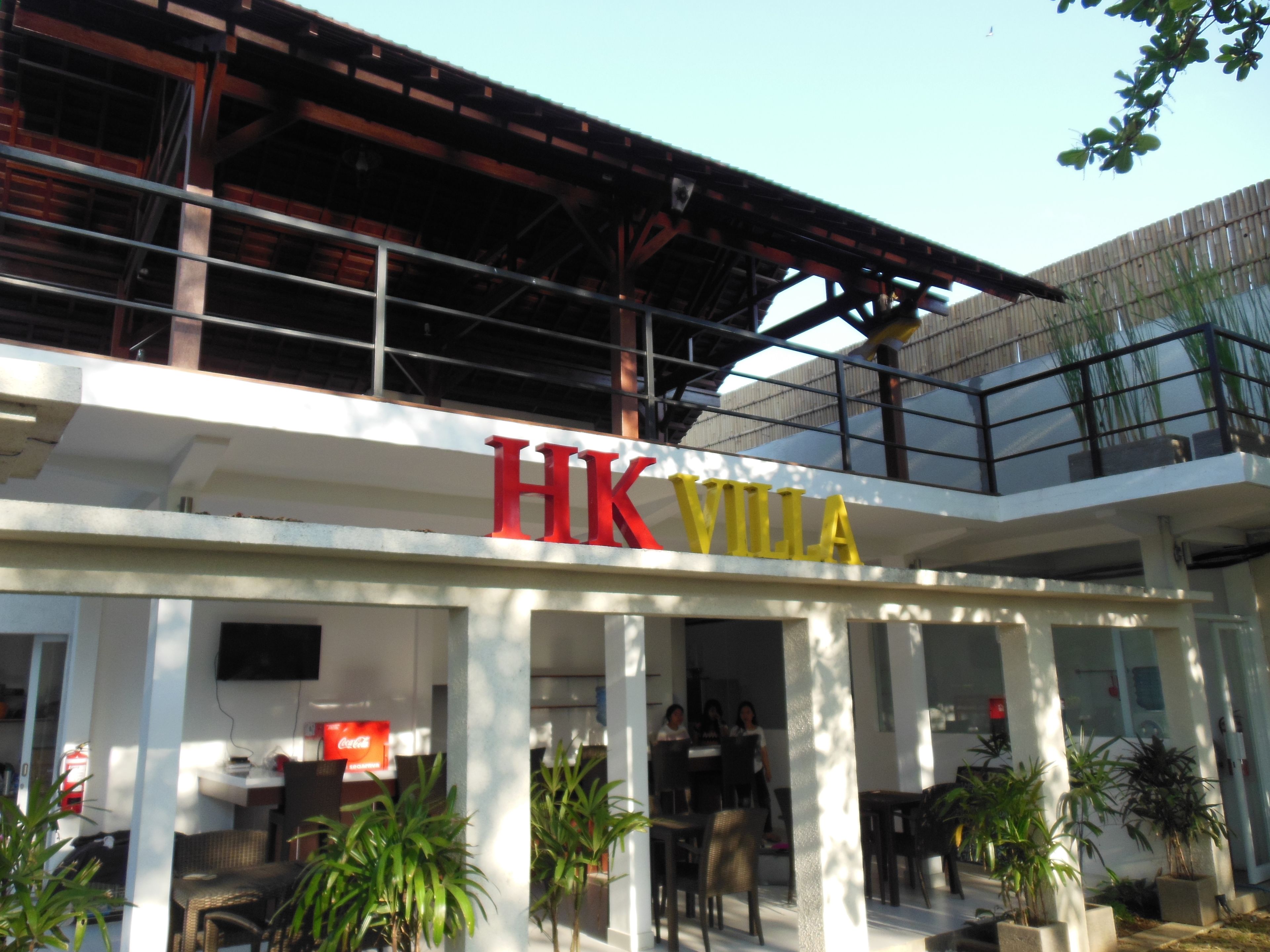 Un edificio con un cartello che riporta la scritta "HK VILLA".