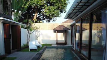 Indoor pool, sun loungers