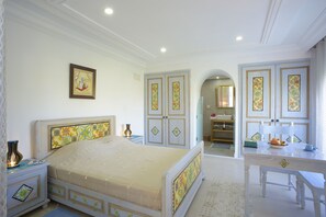 Yasmine 3 | Bộ đồ giường cao cấp, khu vực làm việc phù hợp cho laptop 