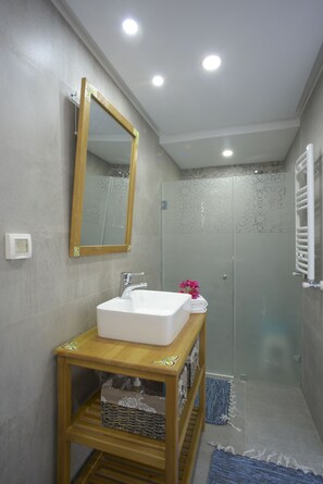 Yasmine 3 | Bagno | Doccia, asciugacapelli, asciugamani