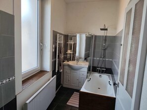 Family Twin Room, Ensuite (La Grenouille Blanche) | Bathroom