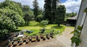 Habitación cuádruple Confort, baño privado (La Grenouille Grise) | Sábanas de algodón egipcio y ropa de cama de alta calidad