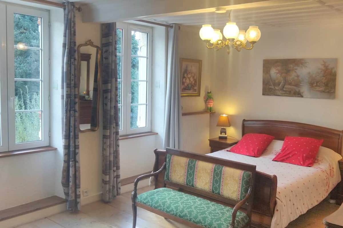 Chambre quadruple Confort, salle de bain attenante (La Grenouille Grise) | 1 chambre, draps en coton égyptien, literie de qualité, couette en duvet